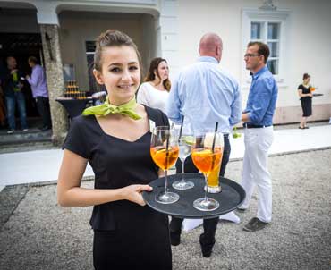 Willkommen zum Event in Salzburg - ein Glas von unserem Servicepersonal